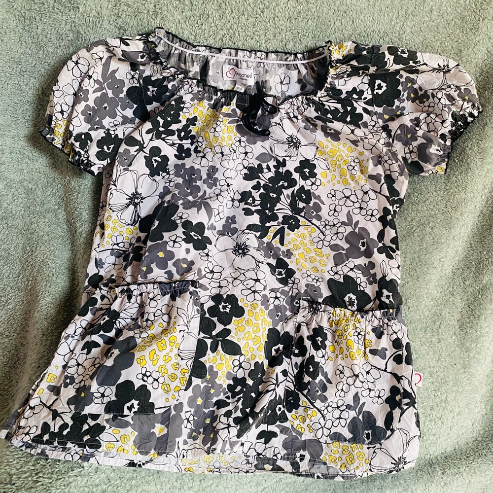 PEACHES small scrub top, white, black, yellow flower print.